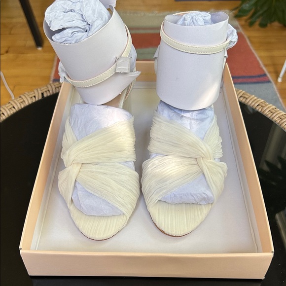 Loeffler Randall reed pearl pleated twist heels size 6B NIB - Picture 2 of 9